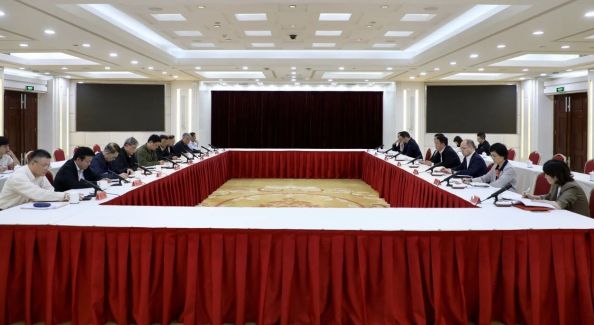 长宁区委召开区第十二次党代会报告征求老领导意见座谈会