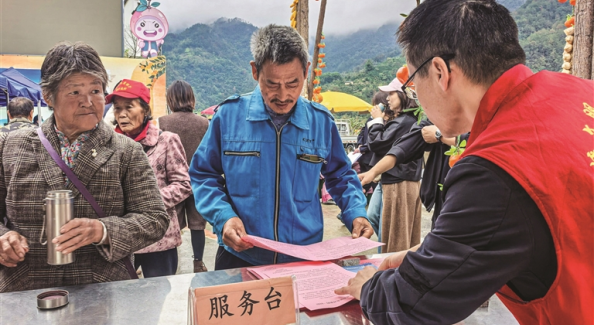桥头一线送政策清朗文化润民心