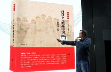 作家曹峰峻走进泰兴传播红色经典