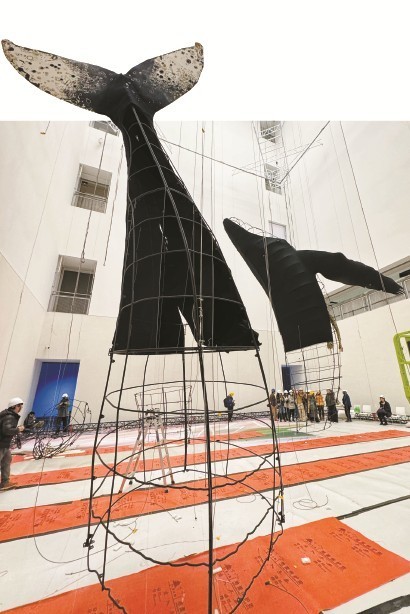 座头鲸“游入”浦东美术馆