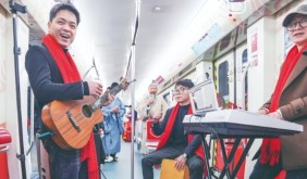 “有情有义世界义乌”主题轻轨列车发车