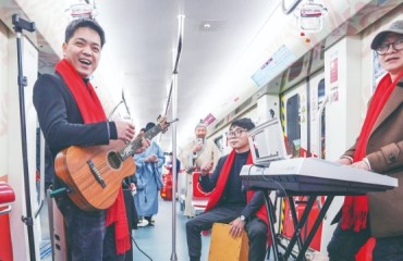 “有情有义世界义乌”主题轻轨列车发车