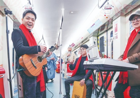 “有情有义世界义乌”主题轻轨列车发车