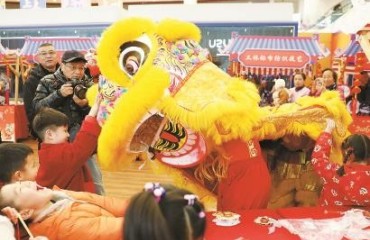 上海各处红红火火闹元宵