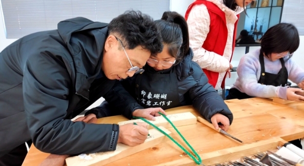 木雕非遗进校园 润泽童心传匠心