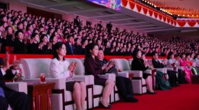 金正恩携妻女观看妇女节演出 强调女性作用重要