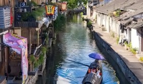 坐烏篷船游古城紹興
