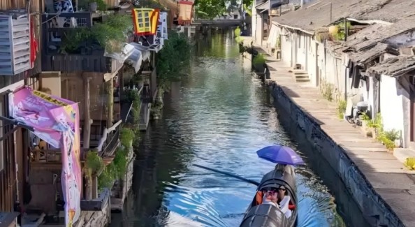 坐乌篷船游古城绍兴