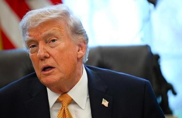 特朗普称正考虑进一步打击伊朗现政权