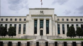 美联储维持利率不变 分析料降息步伐延后