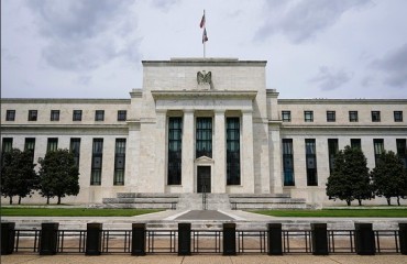 美联储维持利率不变 分析料降息步伐延后