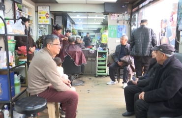 龍?zhí)ь^ 市民爭(zhēng)剪“好彩頭”