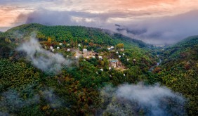 在礦墟之上，支起一頂綠意帳篷