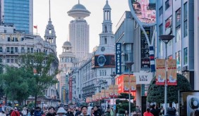 南京路商圈2025年消费活力跃升
