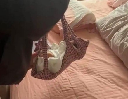 南京出生4天女婴被秤砣砸中，它为什么会掉下来?