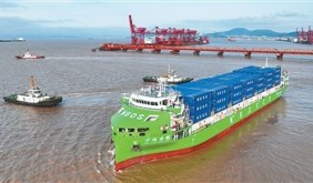 全球最大纯电动智能集装箱海船从宁波舟山港首航