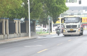 轿车突然起火 洒水车路过紧急施救