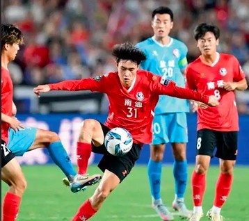 2026赛季“苏超”首轮惊天冷门：“旧王”齐落马，“新贵”露锋芒