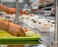 年輕人涌進長者食堂：薅羊毛，還是救食堂？——上?！熬W(wǎng)紅”食堂背后的代際考題