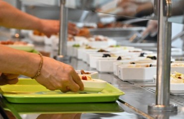 年轻人涌进长者食堂：薅羊毛，还是救食堂？——上海“网红”食堂背后的代际考题