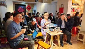 三十位詩人歡聚南京王珂詩屋研討中年寫作