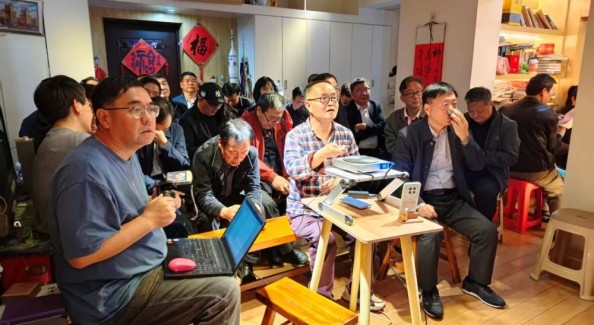三十位诗人欢聚南京王珂诗屋研讨中年写作