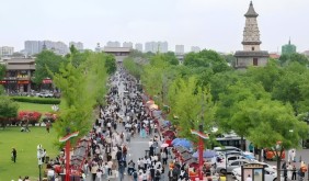 春假拉长“五一” “跳城游”与反向小城游成主流