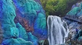 从“画中游”到“漆上瀑”：谁在替山水决定它的妆容？