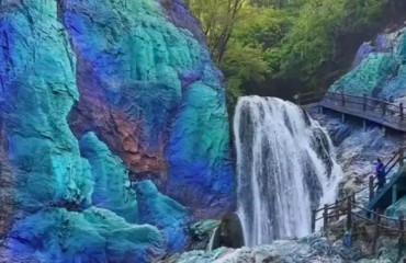 从“画中游”到“漆上瀑”：谁在替山水决定它的妆容？