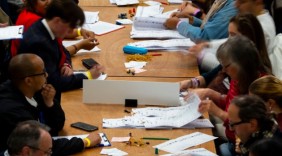 执政不足两载即遭宪政性溃败：英国政治的地震、失语与破碎的两党王朝