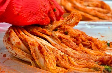 每周可能吞下一张“信用卡”的塑料？泡菜能排出微塑料吗？