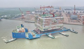 世界最大海上换流站南通造，25000吨“钢铁心脏”启运