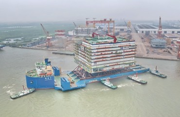 世界最大海上换流站南通造，25000吨“钢铁心脏”启运