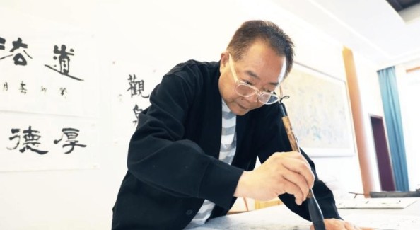 翰墨铸魂 以笔为桥——当代书法大家刘洪友的艺术人生