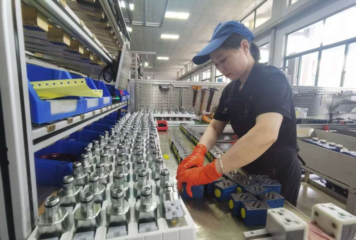 江苏嘉亦特液压有限公司工人进行产品检测_Jc.jpg