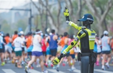 从“单兵试点”到“组队护航”：杭州交管机器人中队的进化逻辑