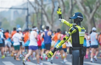 從“單兵試點”到“組隊護(hù)航”：杭州交管機(jī)器人中隊的進(jìn)化邏輯