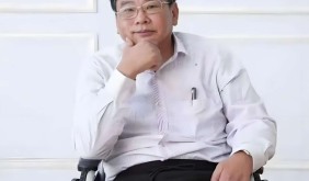 轮椅上的文学守望者——韦江荷