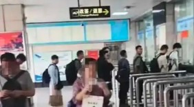 9窗开1：36℃高温下的长队，照出了公共服务的什么短板？