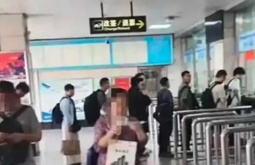 9窗开1：36℃高温下的长队，照出了公共服务的什么短板？