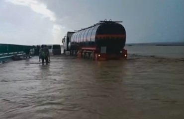 当沙漠开始下暴雨