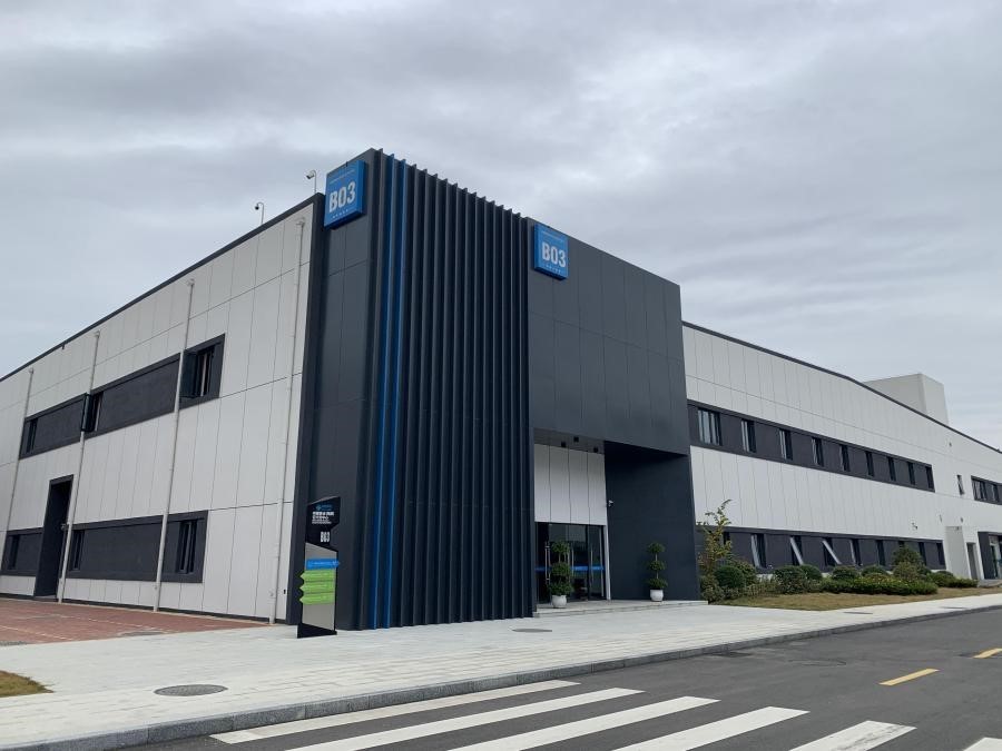 一家云服务商的机房里，服务器整齐排列，指示灯闪烁，显示着稳定的运行状态。