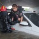 桥洞积水严重 消防紧急救援被困群众