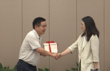 泰兴市生态环境局开展送法典进企业活动