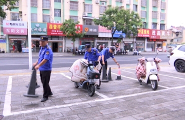 护航开学季 城管部门整治校园周边环境