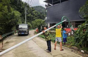 徽州区富溪乡：维修亮化暖民心 点亮乡村幸福路