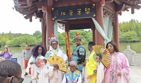 2026“中非人文交流年”外媒采访团走进留芳茶社体验泰州早茶