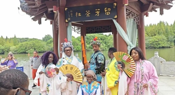 2026“中非人文交流年”外媒采访团走进留芳茶社体验泰州早茶