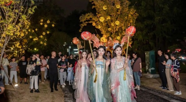 谁懂！凤城河把中式中秋搬到了河面上｜凤城河双节漫游攻略之中秋篇