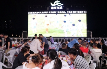 泰州队入围苏超八强 泰兴球迷第二现场声援助阵